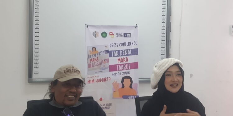Penulis novel "Tak Kenal Maka Ta'aruf", Mim Yudiarto dan penulis skenario film, Widha Rositama yang merupakan dosen UIN Malang. (Foto/M Sholeh)