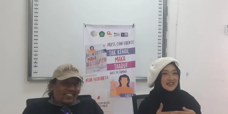 Penulis novel "Tak Kenal Maka Ta'aruf", Mim Yudiarto dan penulis skenario film, Widha Rositama yang merupakan dosen UIN Malang. (Foto/M Sholeh)