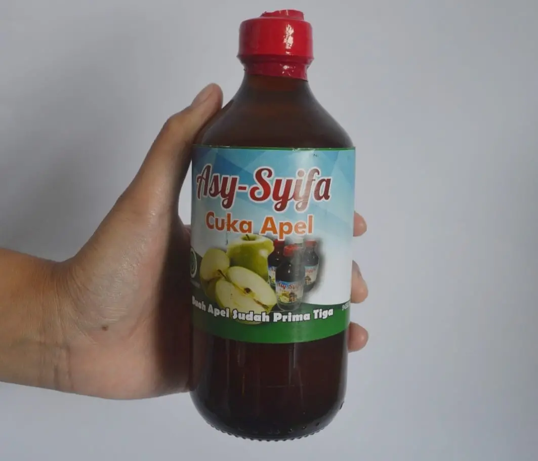 Oleh-oleh khas dari Telaga Madiredo berupa cuka apel. Foto/Azmy