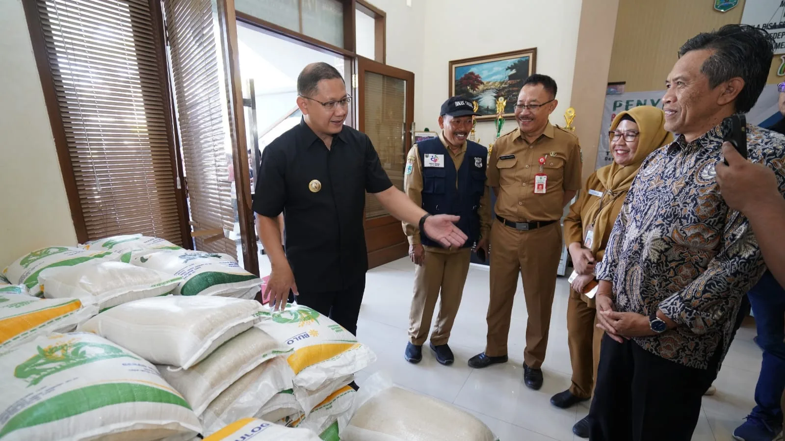 Pj Wali Kota Batu, Aries Agung Paewai, saat meninjau pendistribusian bantuan beras CPP tahap dua pada ribuan Keluarga Penerima Manfaat (KM), Selasa (28/5/2024). Foto: Prokopim KWB