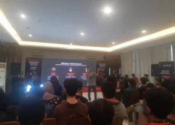 Retail & Product Enablement Manager AMD Indonesia, Donnie Brahmandhika saat mengenalkan teknologi terbaru AMD di Kota Malang. (Foto/M Sholeh)
