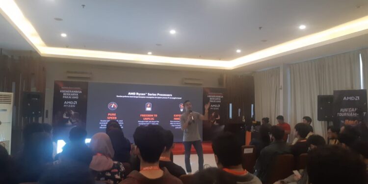 Retail & Product Enablement Manager AMD Indonesia, Donnie Brahmandhika saat mengenalkan teknologi terbaru AMD di Kota Malang. (Foto/M Sholeh)