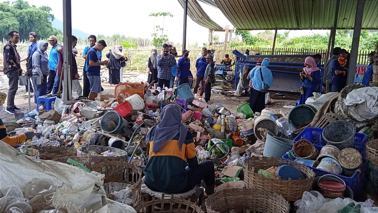Warga Madiredo sedang memilah sampah sendiri. Foto/Azmy