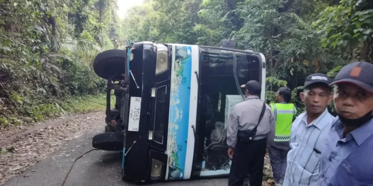 Bus terguling di Balekambang akibat tak kuat menanjak. Foto: Polsek Bantur