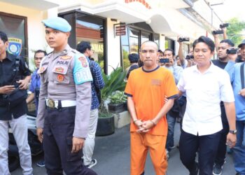 Tersangka direktur perusahaan pengembang perumahan PT Hadara Propertindo Jaya bernama Tomy Bachtiar Safitri (38) saat digelandang di Polres Malang. Foto: Polres Malang
