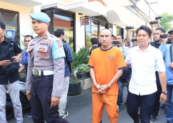 Tersangka direktur perusahaan pengembang perumahan PT Hadara Propertindo Jaya bernama Tomy Bachtiar Safitri (38) saat digelandang di Polres Malang. Foto: Polres Malang