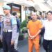 Tersangka direktur perusahaan pengembang perumahan PT Hadara Propertindo Jaya bernama Tomy Bachtiar Safitri (38) saat digelandang di Polres Malang. Foto: Polres Malang