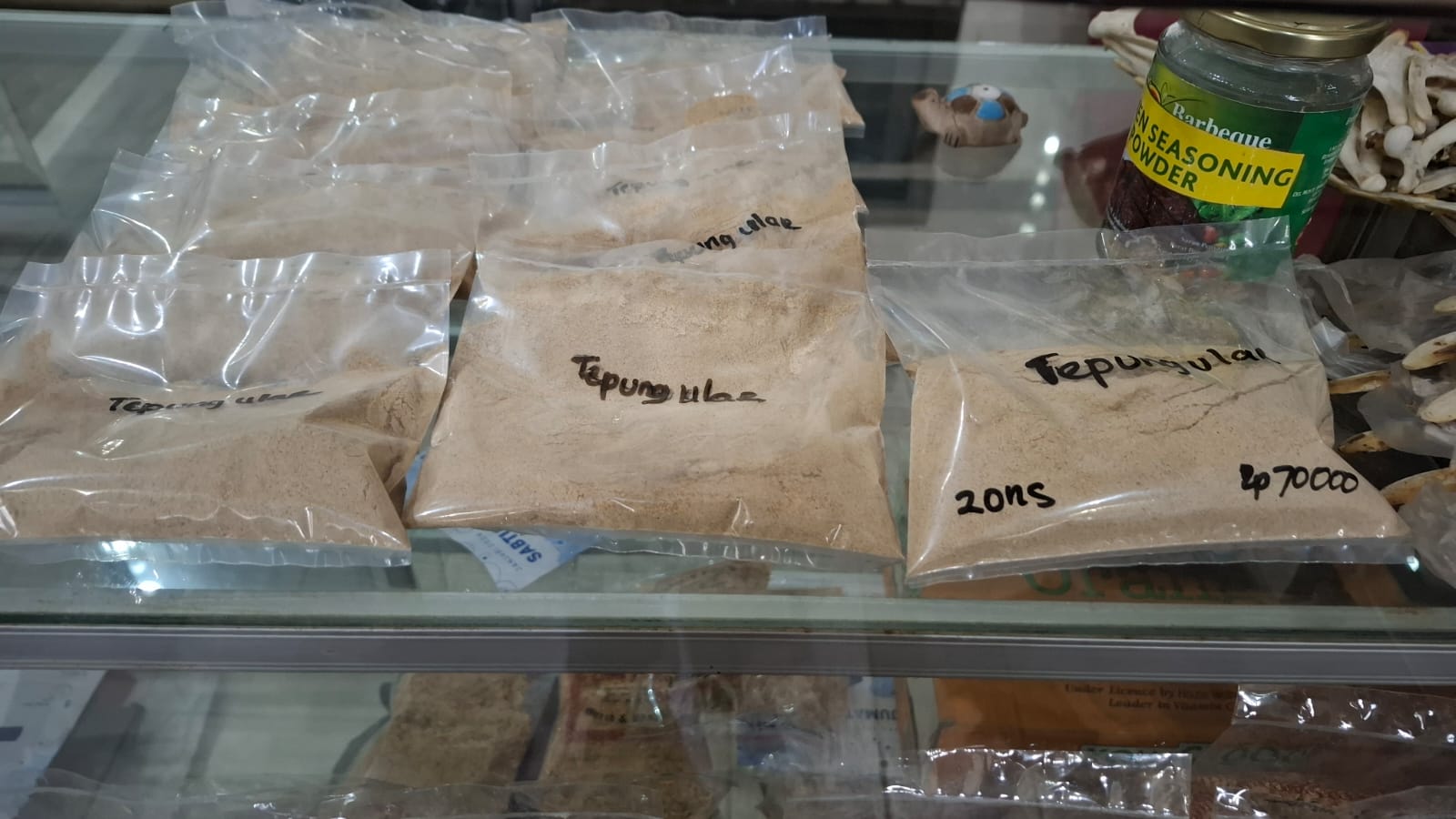 Tepung ular kobra yang dijual di Cobra Agung. Foto: Aisyah Nawangsari Putri