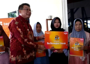 Wabup Malang Didik Gatot Subroto memberikan secara simbolis hadiah umrah satu pesawat kepada warga kumpulan nasabah BTPN Syariah. Foto: Azmy