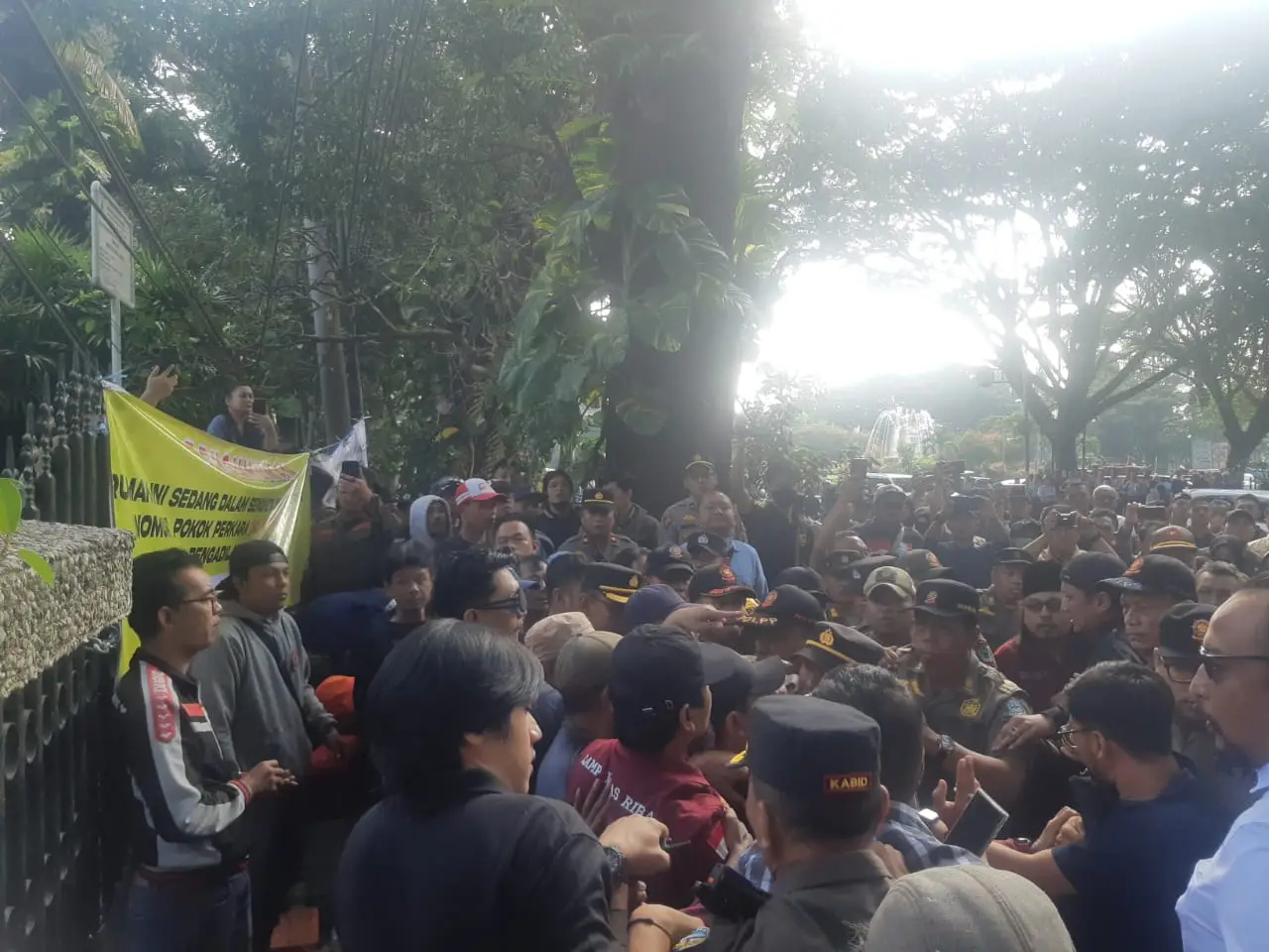 Ketegangan saat para petugas tim gabungan berusaha masuk untuk menertibkan rumah dinas RSSA Malang di Jalan Ijen. (Foto/M Sholeh)