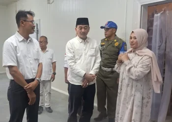 Sekda Kabupaten Malang, Nurman Ramdansyah (berpeci) meninjau cold storage didampingi direktur PT ALS, Neny Fitrin (kanan). Foto/dok for TM