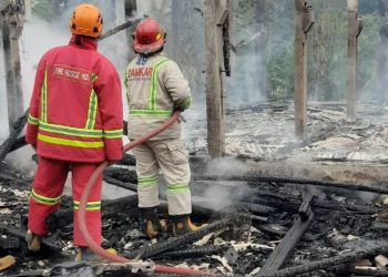 Petugas memadamkan kebakaran kandang ayam di Wajak. Foto: Damkar Kabupaten Malang