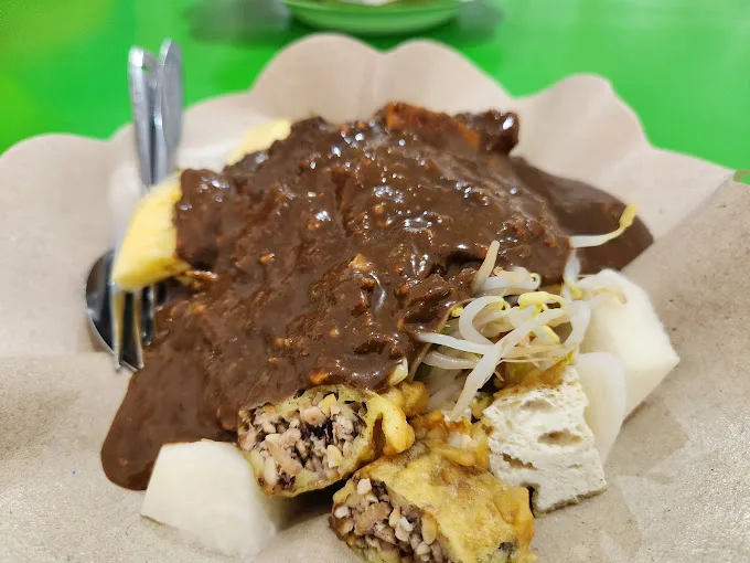 Rujak Cingur Mentawai sebagai salah satu depot rujak cingur legendaris di Kota Malang /Foto: Google Review/Andrew Assa