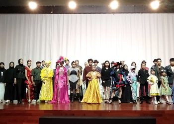 Aksi para model cilik hingga dewasa menujukkan karya desainer Malang Raya di ajang Value of Indonesia Fashion Day 2024. Foto: Azmy