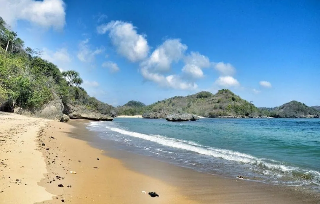 Pantai Teluk Asmara/Foto: Instagram @telukasmara.
