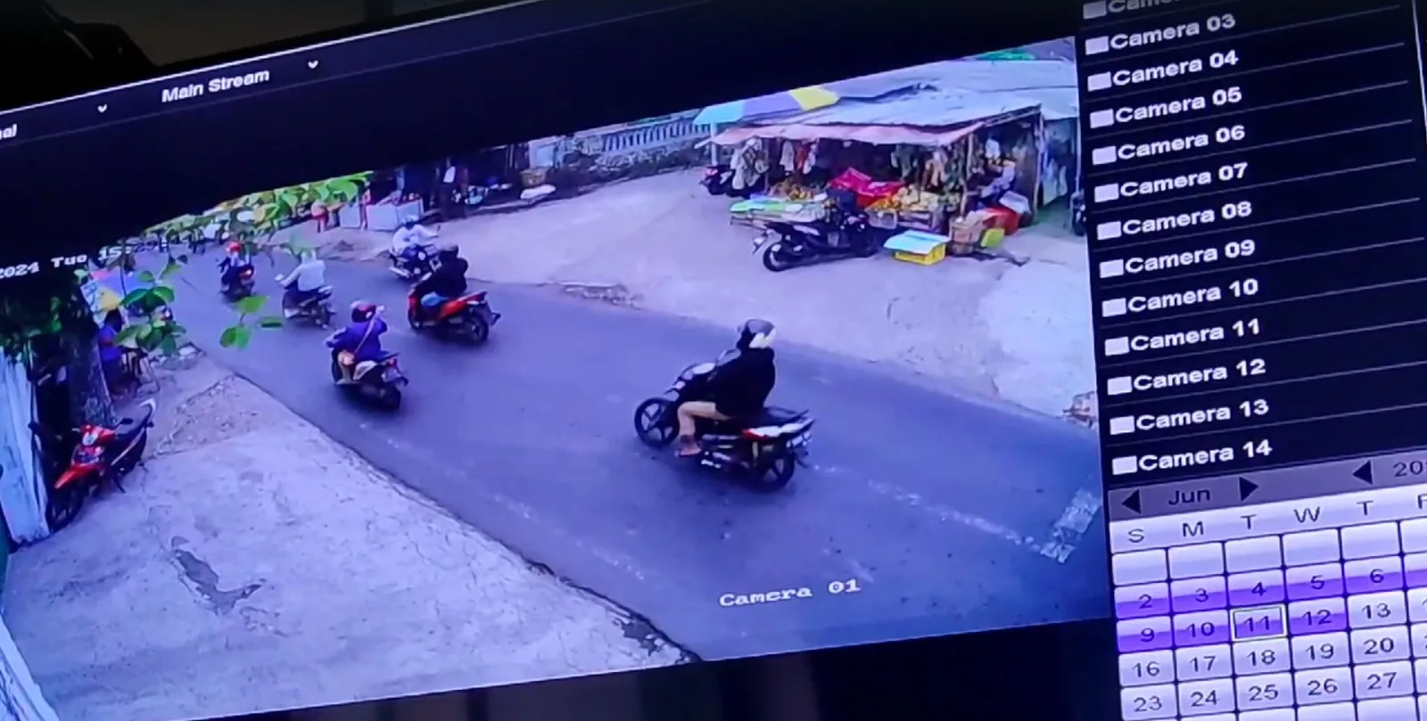 Polisi melakukan penyelidikan dengan memeriksa rekaman cctv. Foto: Polres Malang