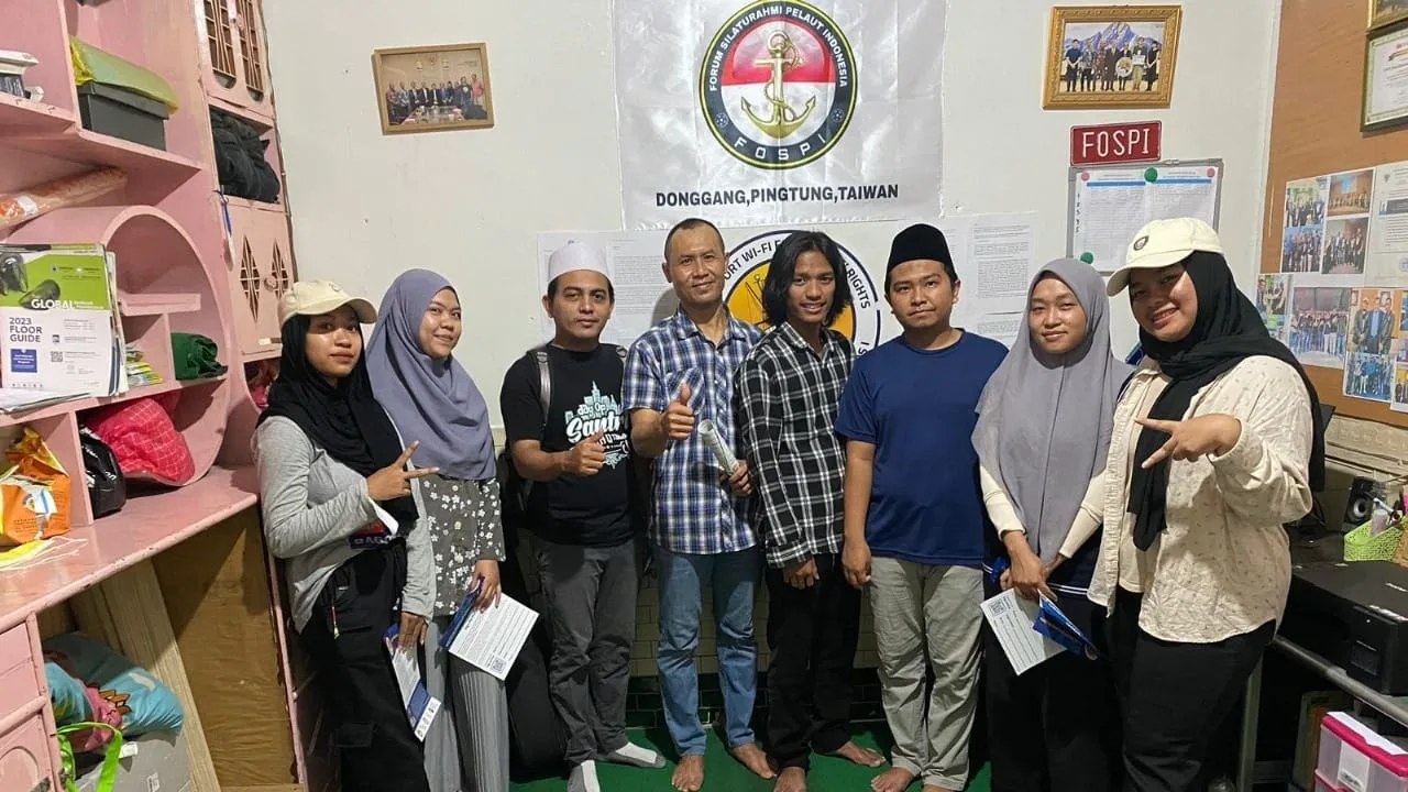 Aktivitas mengajar dua mahasiswi FEB Unisma di Masjid An-Nuur Donggang. Foto: Dok