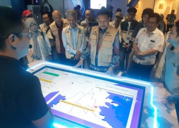 Pj Wali Kota Malang, Wahyu Hidayat meninjau fasilitas yang ada di Galery City Planning. (Foto/M Sholeh)