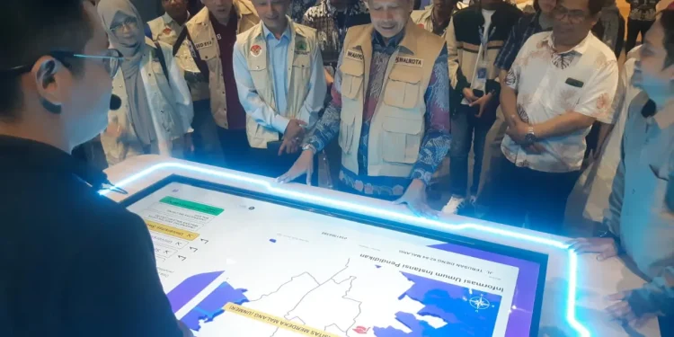 Pj Wali Kota Malang, Wahyu Hidayat meninjau fasilitas yang ada di Galery City Planning. (Foto/M Sholeh)