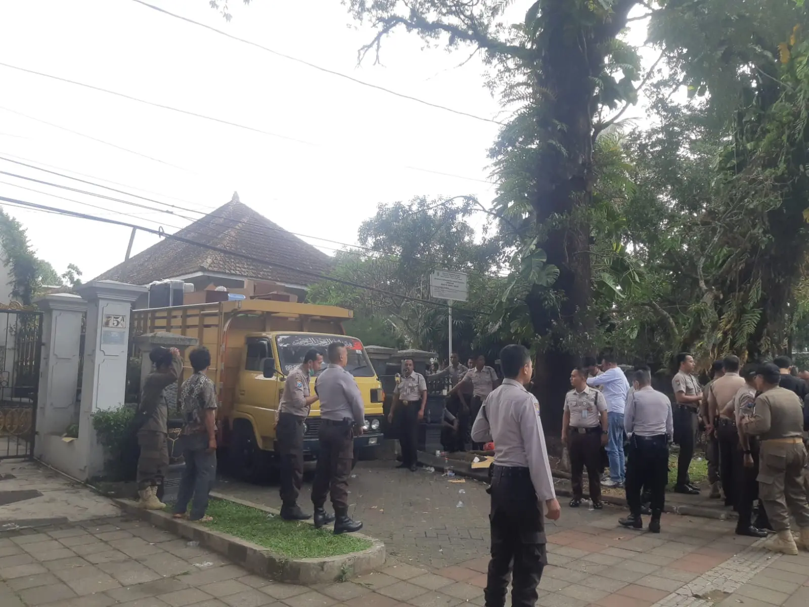 Petugas melakukan pengkosongan perabot rumah dinas RSSA Malang di Jalan Ijen dengan menggunakan truk. (Foto/M Sholeh)