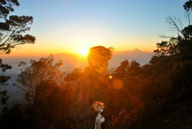 Sunrise di Gunung Panderman, Batu (Sumber: Pinterest)