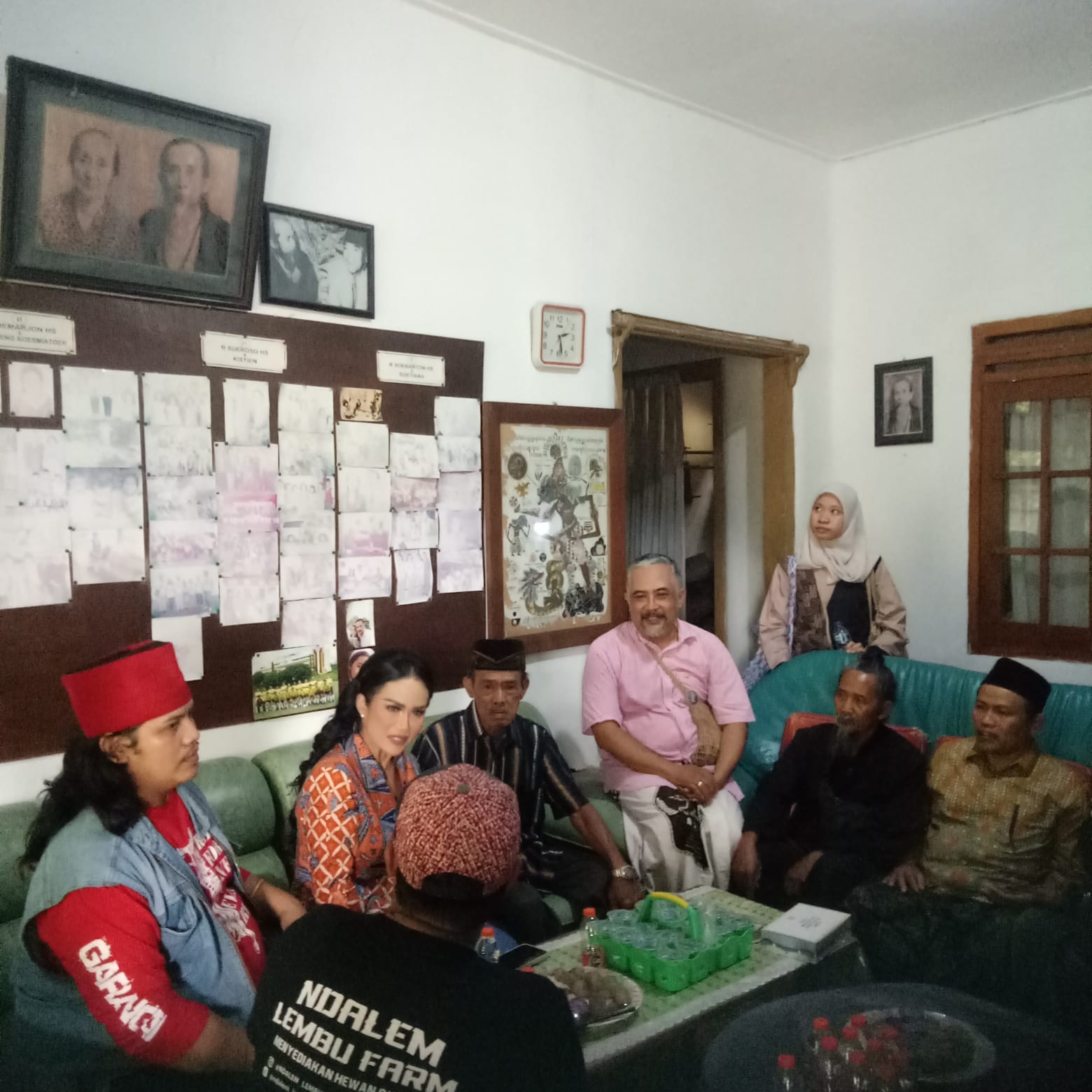 Warga berada di ruang tamu padepokan bersama juru kunci dan Kris Dayanti serta pihak keluarga melihat sejarah Ki Hadjar Broto Hadisuruh dan Bung Karno yang pernah beberapa kali datang berkunjung. Foto/dok for TM
