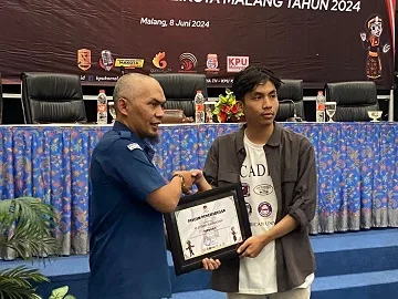 Penyerahan anugrah pemenang Cipta Maskot KPU Kota Malang. (Foto/M Sholeh)