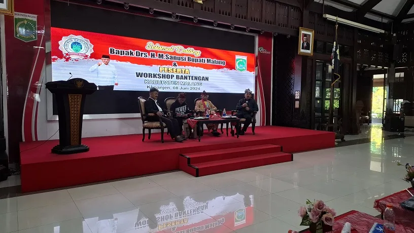 Kepala Dinas Pariwisata dan Kebudayaan Kabupaten Malang, Purwoto menjadi pembicara bersama para budayawan. Foto: Aisyah Nawangsari Putri
