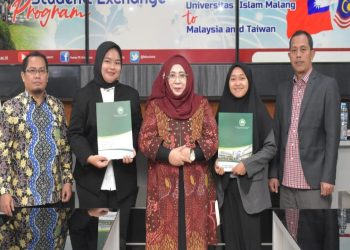 Dekan FEB Unisma, Nur Diana (tengah) melepas dua mahasiswinya yang lolos program IOMP ke NPTU Taiwan. Foto: Dok