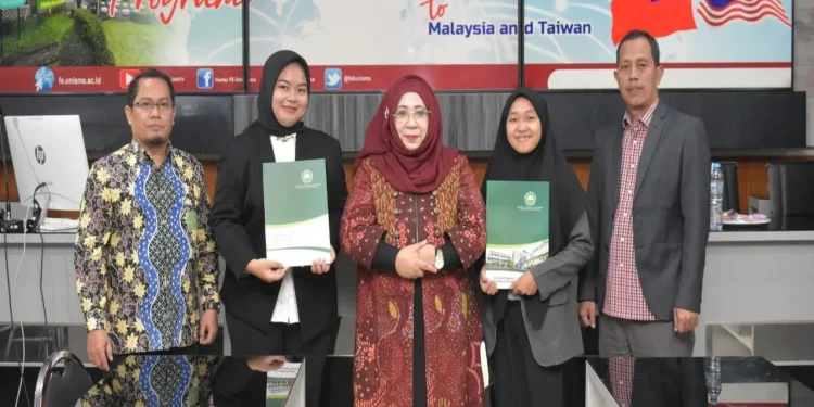 Dekan FEB Unisma, Nur Diana (tengah) melepas dua mahasiswinya yang lolos program IOMP ke NPTU Taiwan. Foto: Dok