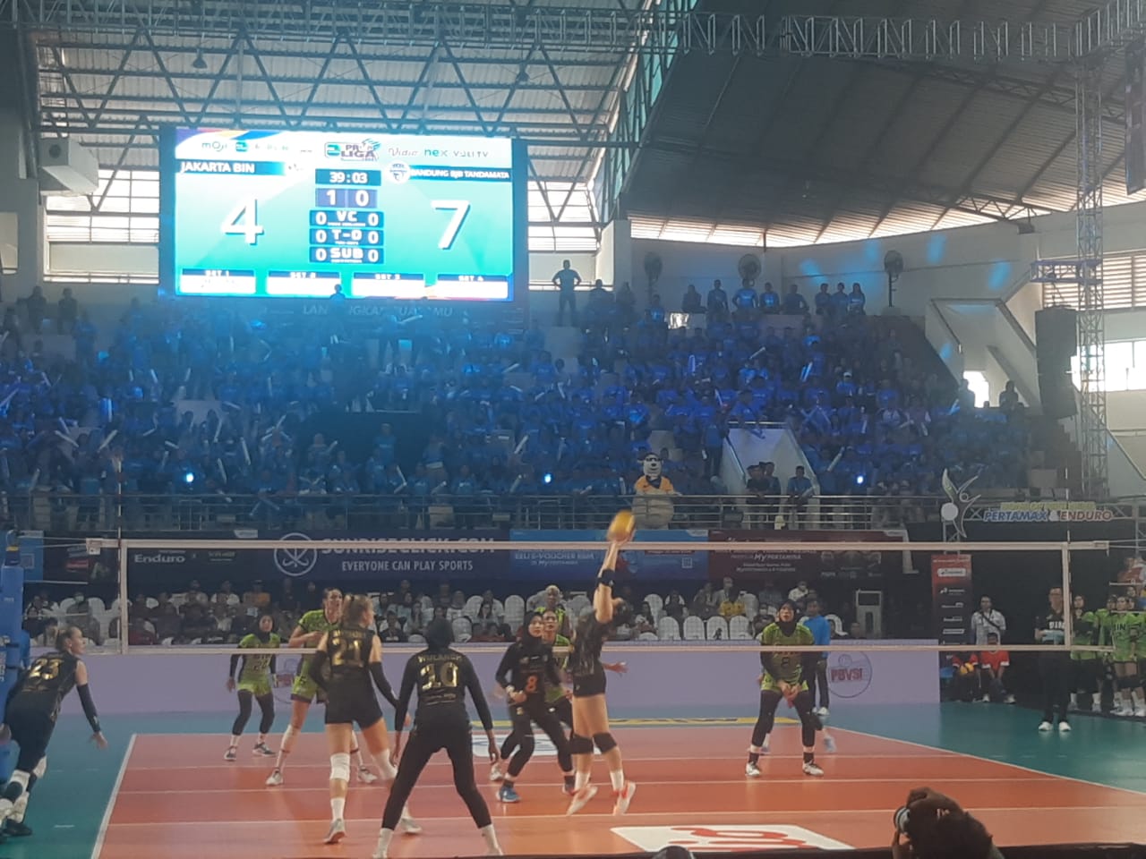 Pertandingan Jakarta BIN vs Bandung BJB di GOR Ken Arok Kota Malang. (Foto/M Sholeh)