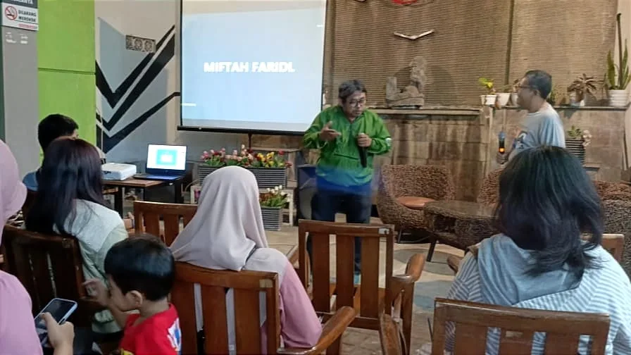Diskusi ancaman deforestasi di Toko Buku Togamas Malang, Jawa Timur. Foto: SIEJ