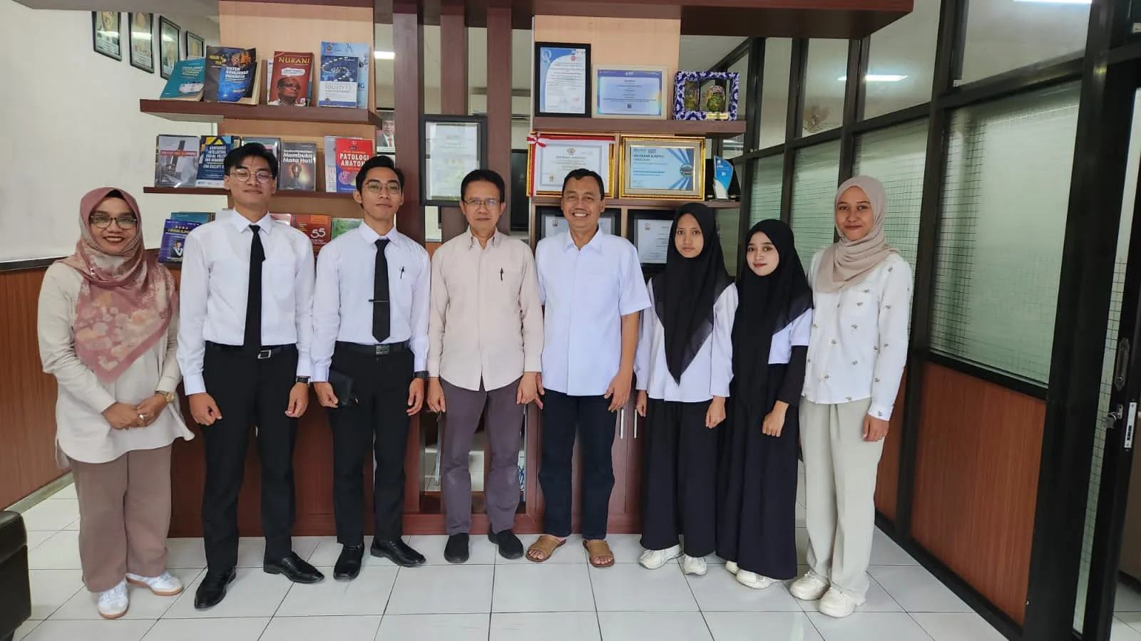 Viky Nur Farida (tiga dari kanan) bersama alumni Vokasi UMM lainnya berpamitan ke Dekan Fakultas Vokasi UMM, Prof. Dr. Tulus Winarsunu, M.Si sebelum berangkat bekerja ke Jepang / Foto: dok. Istimewa.