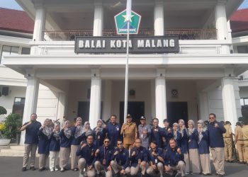 Pj Wali Kota Malang, Wahyu Hidayat memberangkatkan petugas PKM Tematik Kelurahan Cinta Statistik. (Foto/M Sholeh)