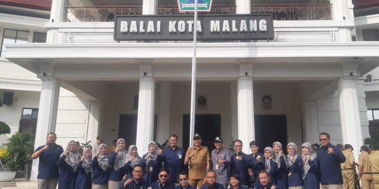 Pj Wali Kota Malang, Wahyu Hidayat memberangkatkan petugas PKM Tematik Kelurahan Cinta Statistik. (Foto/M Sholeh)