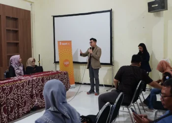 Corporate & Marketing Communication Head Ainul Yaqin saat mempresentasikan program pendampingan BTPN Syariah. Foto: Azmy