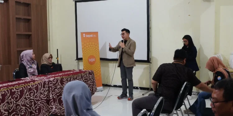 Corporate & Marketing Communication Head Ainul Yaqin saat mempresentasikan program pendampingan BTPN Syariah. Foto: Azmy
