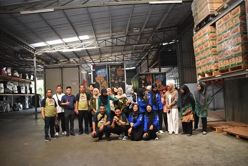 Civitas Akademika FEB Unisma saat berkunjung ke Malaysia. Foto/dok Unisma