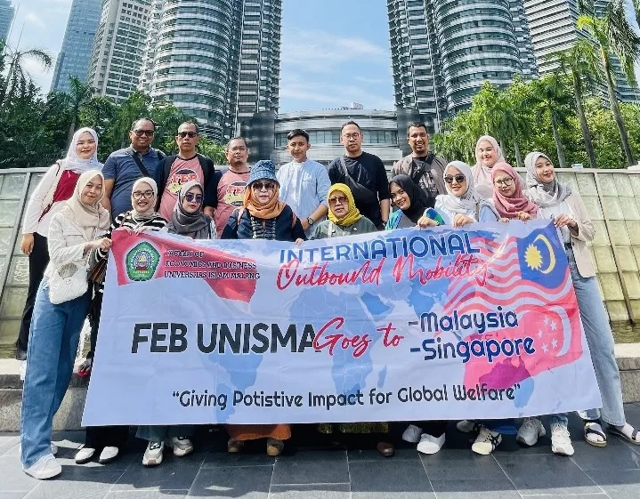Civitas Akademika FEB Unisma saat berkunjung ke Malaysia. Foto/dok Unisma
