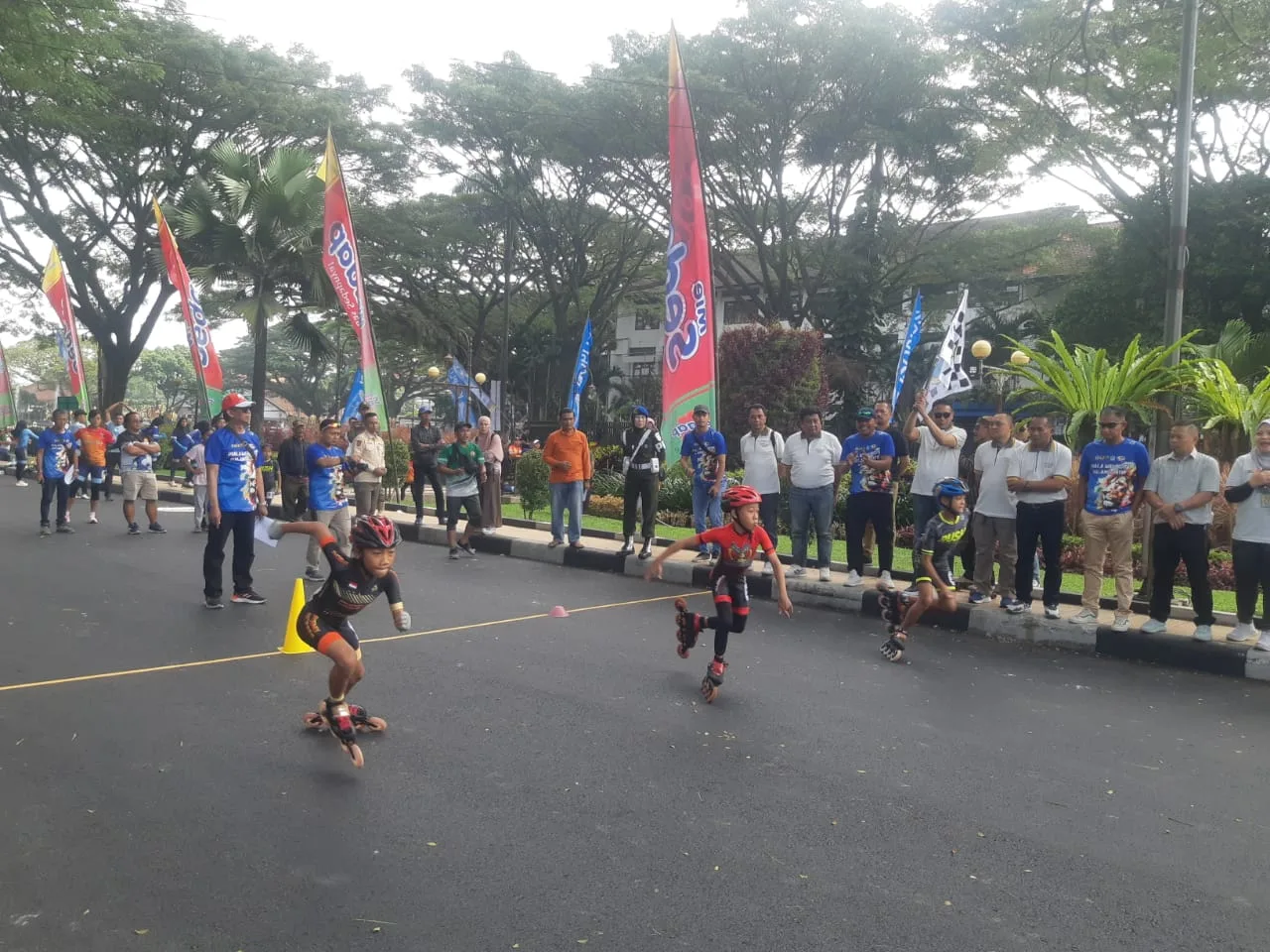 Pj Wali Kota Malang, Wahyu Hidayat saat memberangkatkan atlet berkompetisi di Ngalam Roller Sport. (Foto/M Sholeh)
