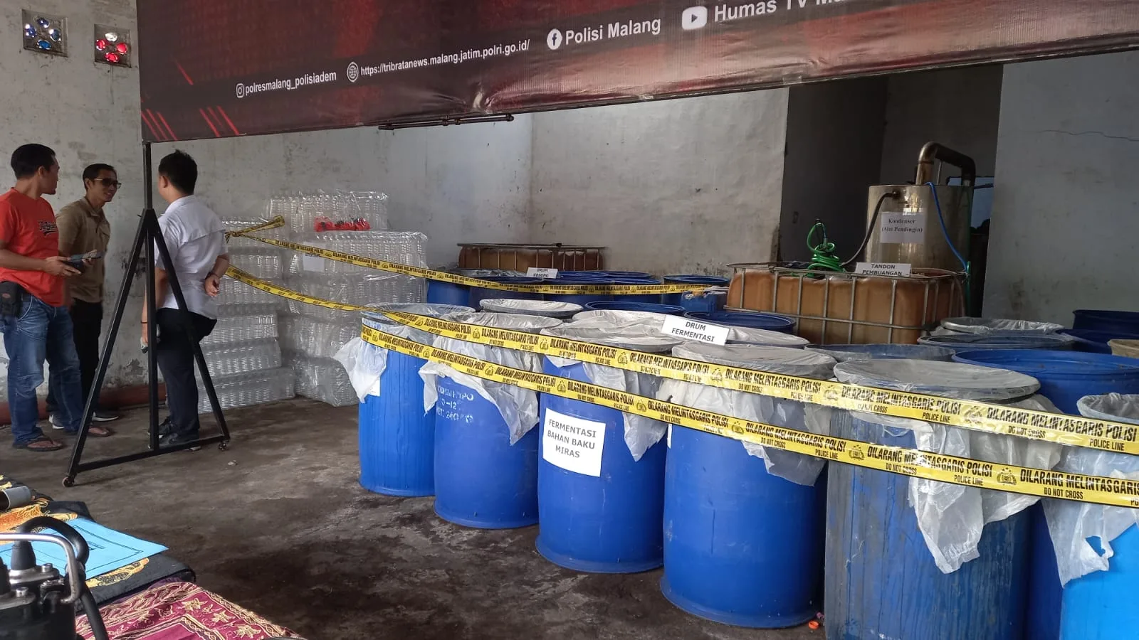 Drum serta alat-alat yang digunakan untuk memproduksi miras. Foto: Aisyah Nawangsari Putri