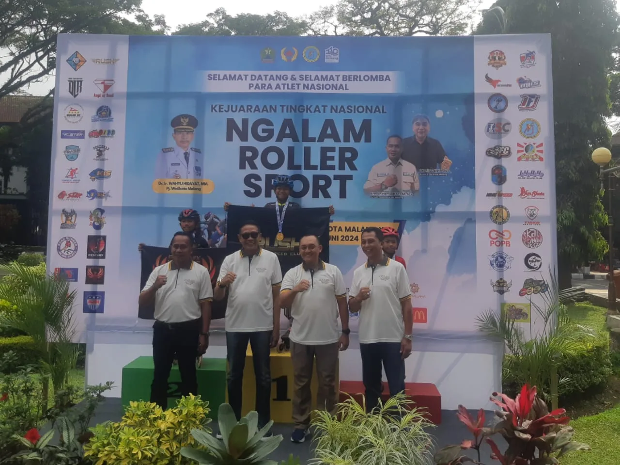 Pj Wali Kota Malang, Wahyu Hidayat berfoto bersama usai menyematkan medali pemenang kejuaraan Ngalam Roller Sport. (Foto/M Sholeh)