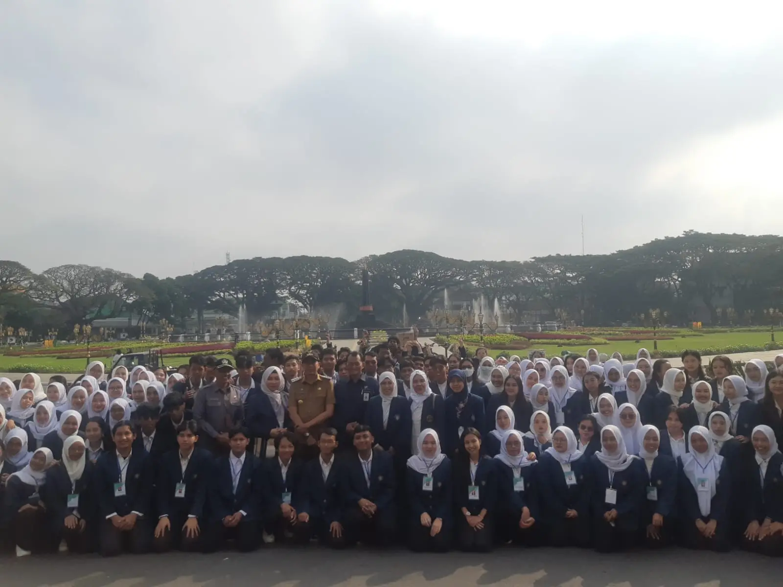 Pj Wali Kota Malang, Wahyu Hidayat memberangkatkan petugas PKM Tematik Kelurahan Cinta Statistik. (Foto/M Sholeh)