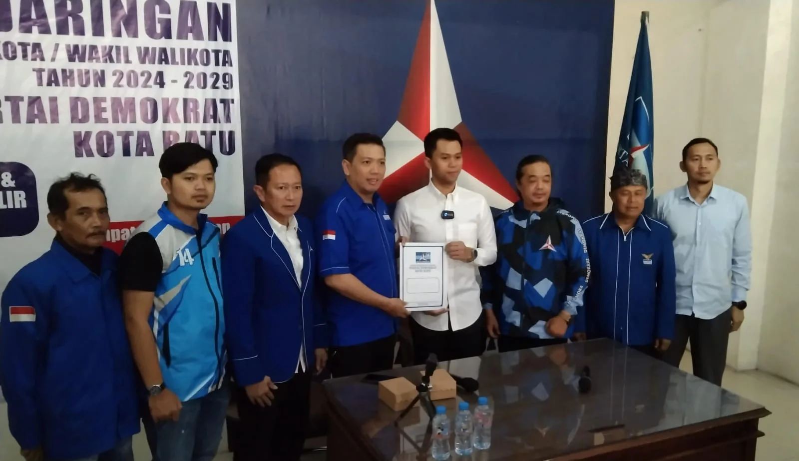 Firhando Gumelar saat mendaftar ke DPC Partai Demokrat Kota Batu. Foto: Azmy