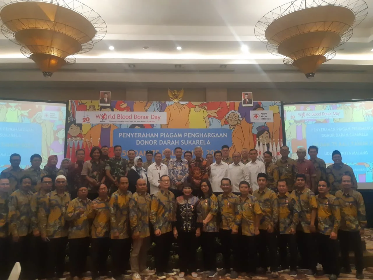 Pj Wali Kota Malang, Wahyu Hidayat menyerahkan piagam penghargaan kepada pendonor yang telah mendonorkan darahnya sebanyak 50 dan 75 kali. (Foto/M Sholeh)