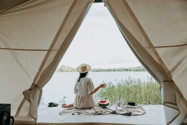 Ilustrasi tempat glamping/Foto: Unsplash/Lucija Ros