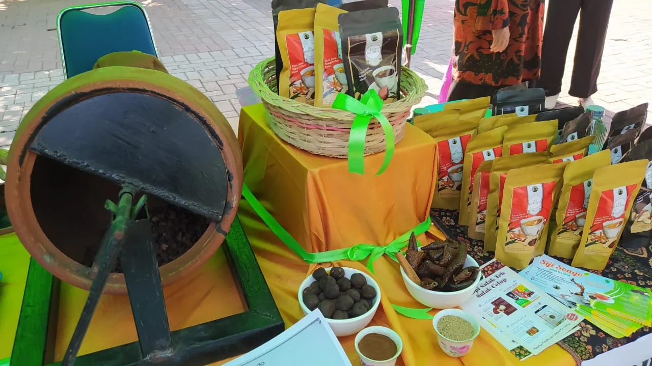 Produk kopi hingga teh yang dibuat dari limbah salak. (Foto: Azmy)