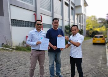 Yoseph dan kuasa hukum menunjukkan dokumen kesepakatan bersama Hotel Ubud yang sekarang berubah jadi Golden Hills. Foto/dok for TM