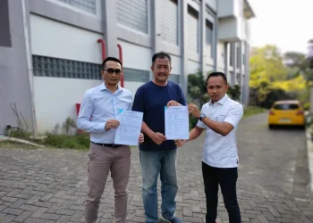 Yoseph dan kuasa hukum menunjukkan dokumen kesepakatan bersama Hotel Ubud yang sekarang berubah jadi Golden Hills. Foto/dok for TM