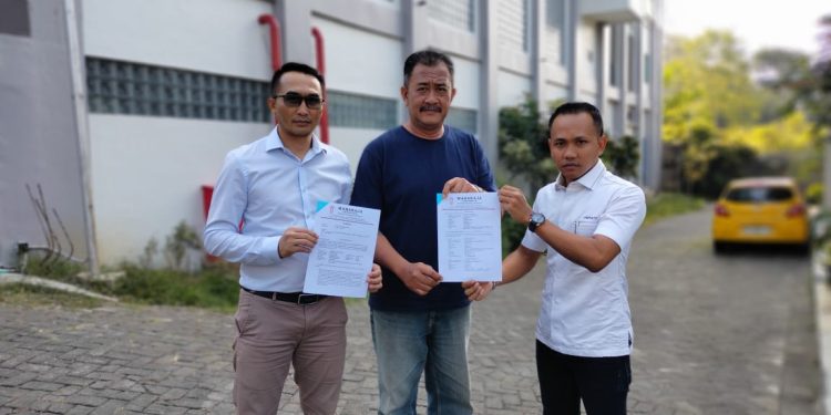 Yoseph dan kuasa hukum menunjukkan dokumen kesepakatan bersama Hotel Ubud yang sekarang berubah jadi Golden Hills. Foto/dok for TM
